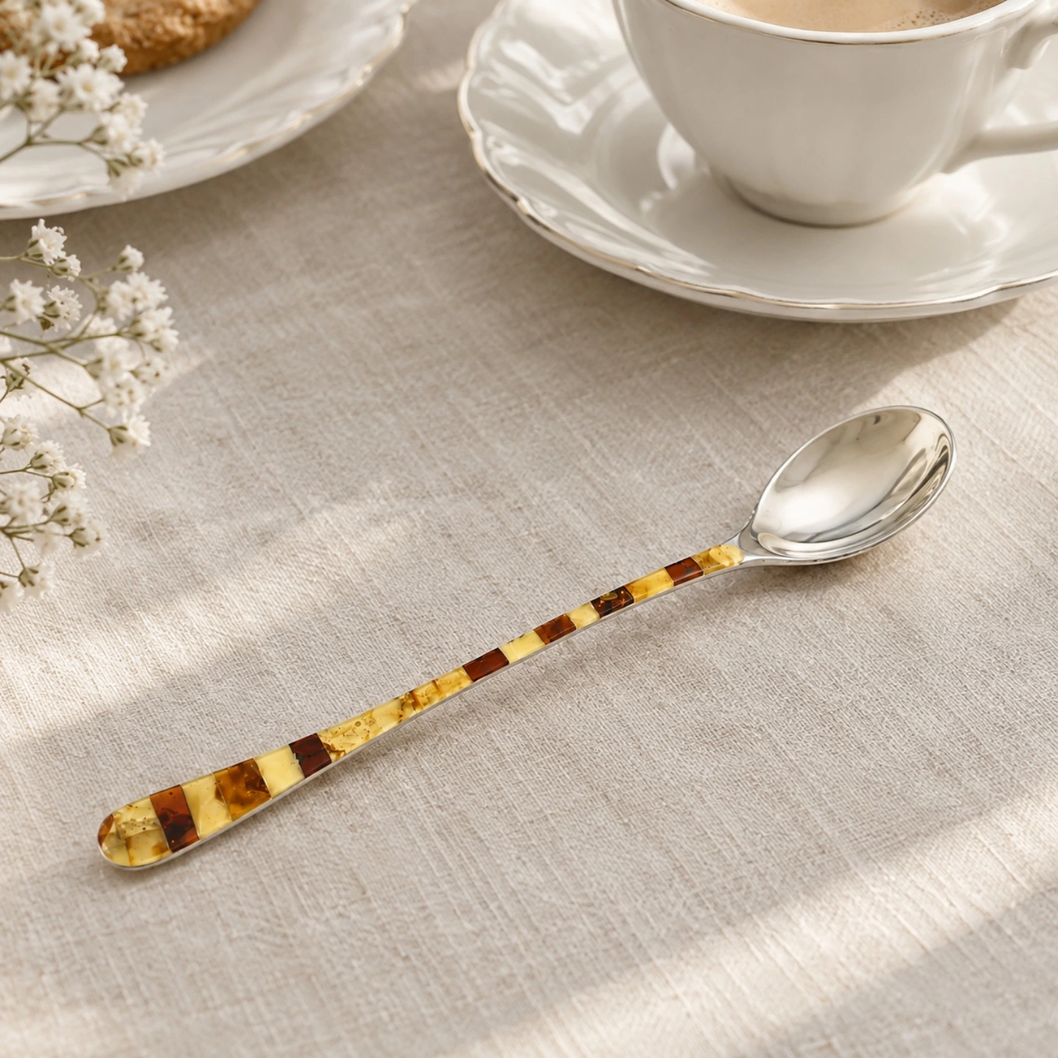 eisloeffel-mit-bernstein-tisch Eislöffel mit Bernsteinmosaik aus Edelstahl in Silber und natürlichen Bernsteintönen; ein eleganter Dessertlöffel mit Bernstein; Bernstein Accessoire für Damen und Herren