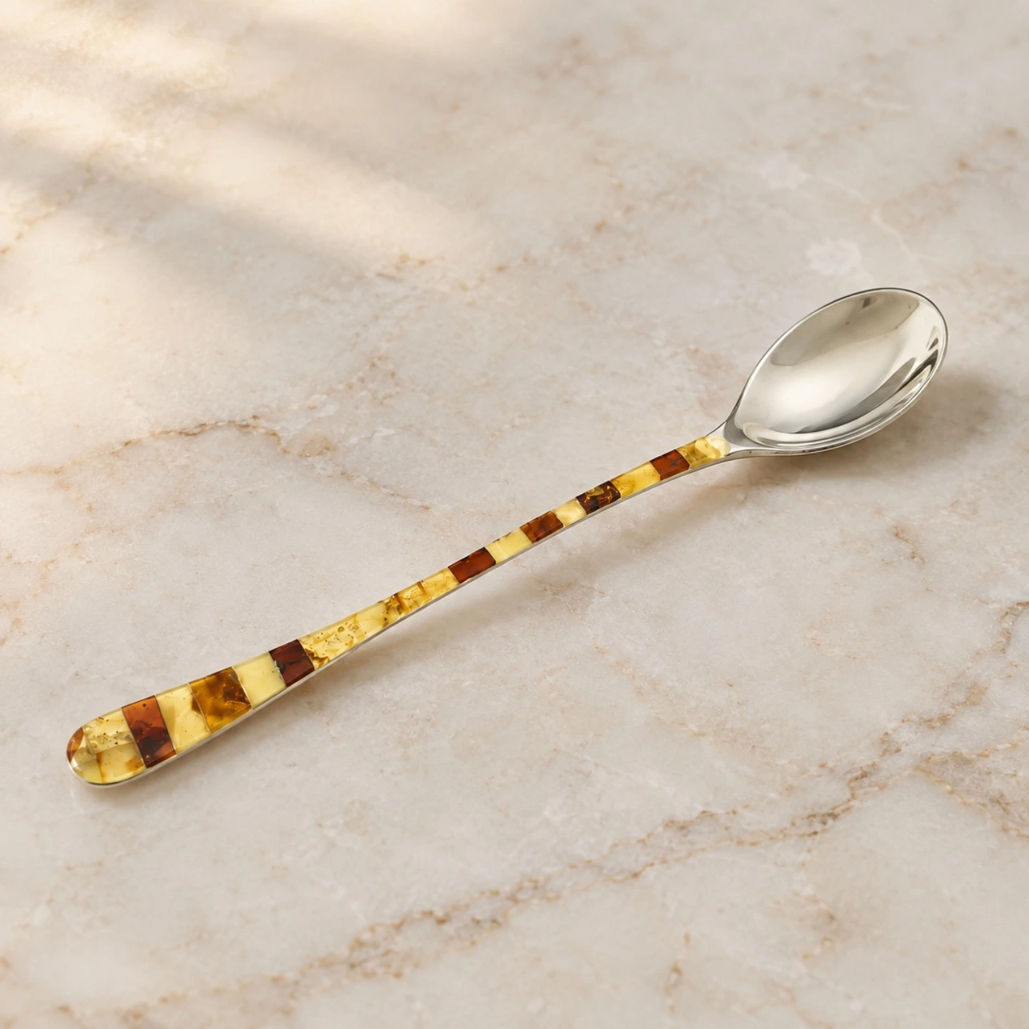 eisloeffel-mit-bernsteinmosaik Eislöffel mit Bernsteinmosaik aus Edelstahl in Silber und natürlichen Bernsteintönen; ein eleganter Dessertlöffel mit Bernstein; Bernstein Accessoire für Damen und Herren