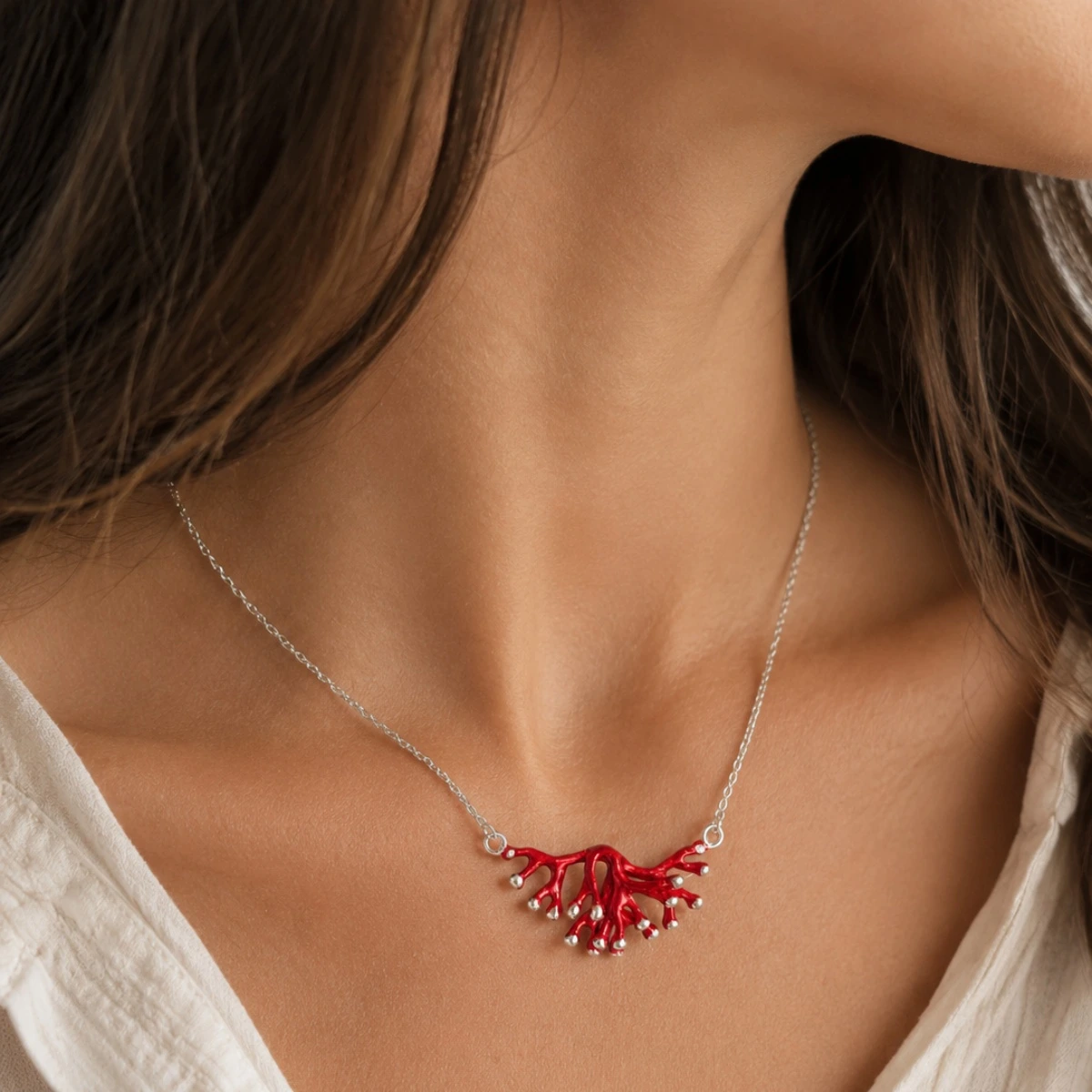 halskette-silber-925-koralle-rot-dekollete Maritime Halskette Silber 925 „Koralle“ rot mit einem detailreichen Anhänger in Form von roten Korallenästen und silbernen Spitzen; Maritimer Schmuck; Rote Korallen Silber Kette