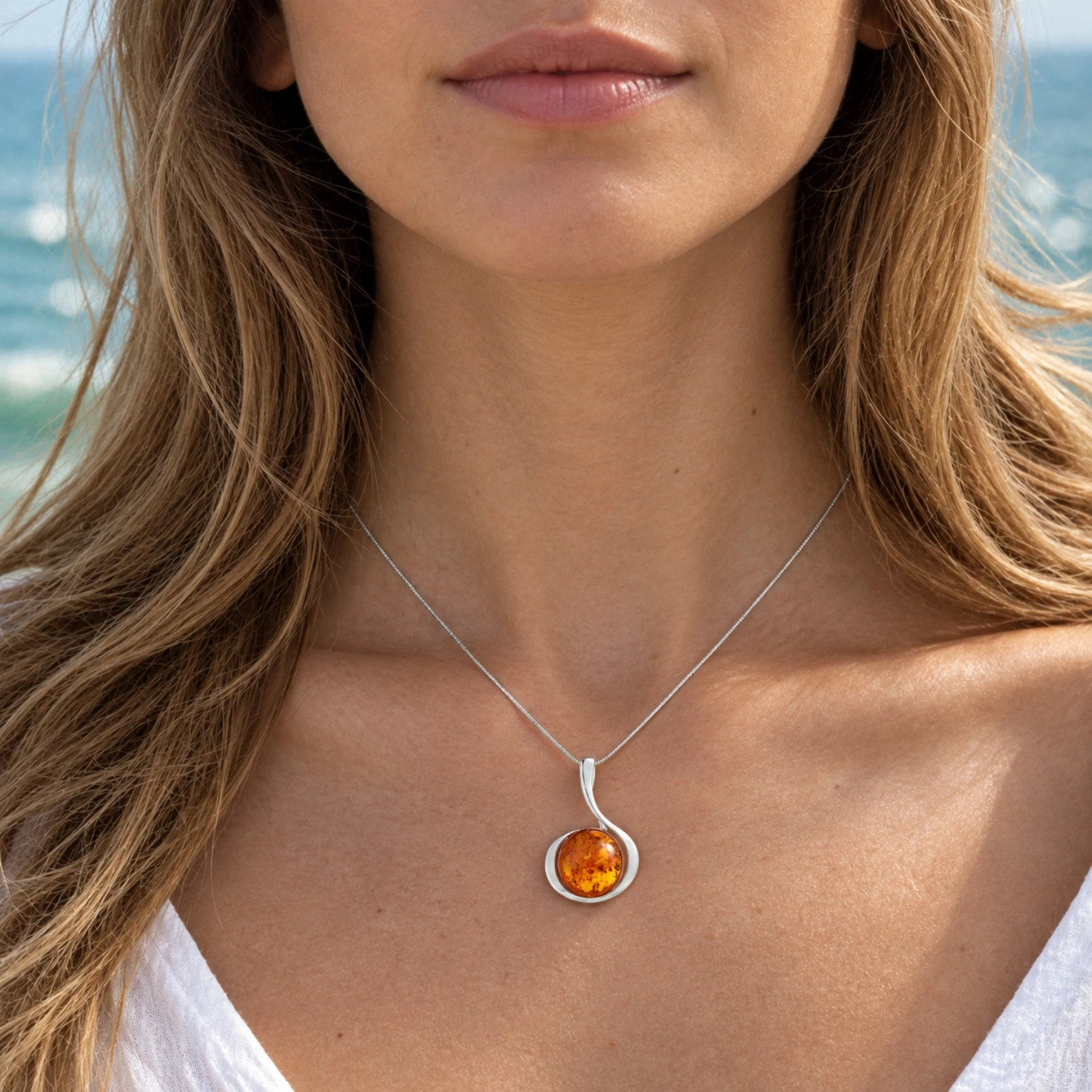 anhaenger-silber-925-bernstein-ostseesonne-dekollete Anhänger Silber 925 Bernstein Ostseesonne Cognac; Kettenanhänger Bernstein Rund; Eleganter Schmuck mit Ostseebernstein
