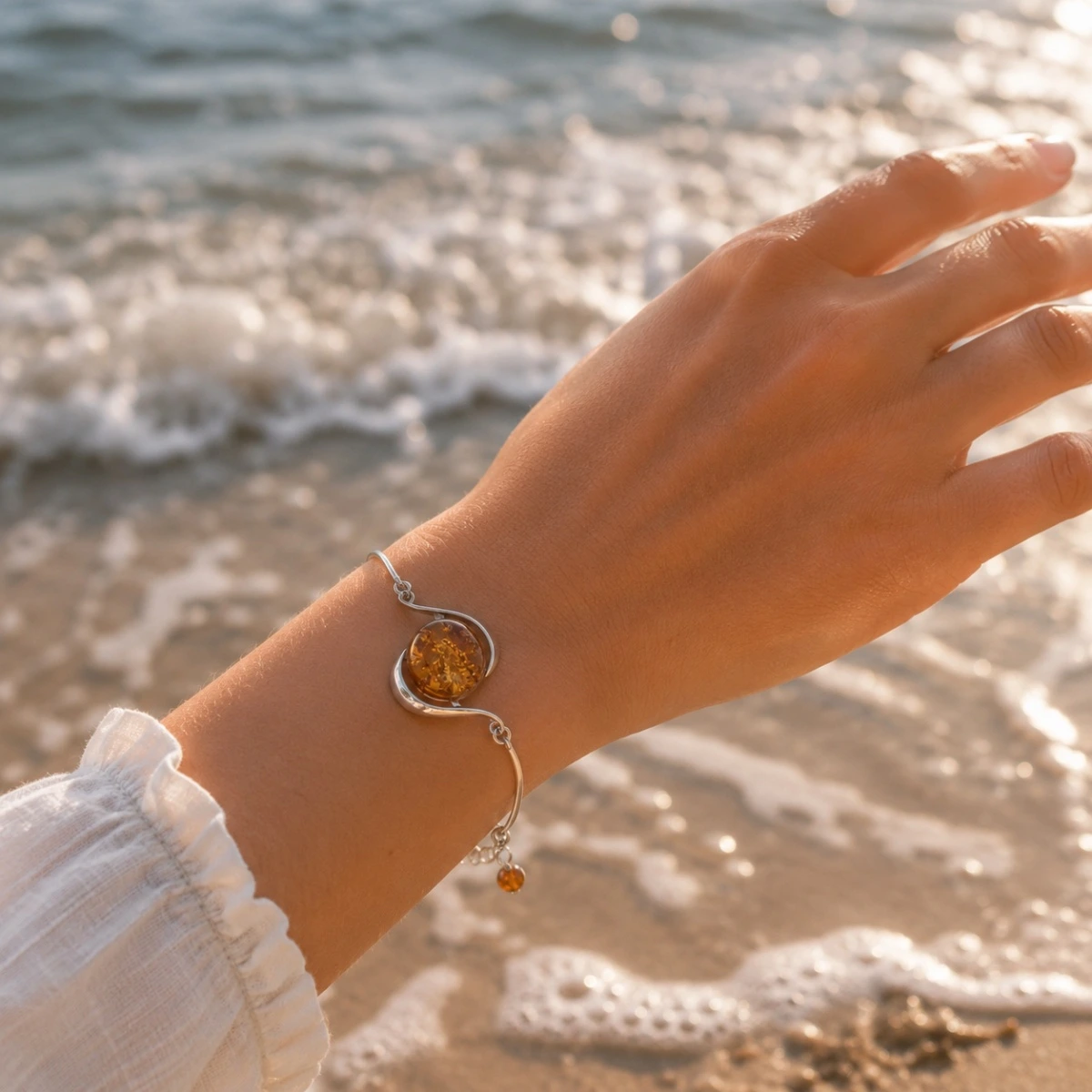 armband-silber-925-bernstein-rund-moderne-welle-hand Rhodiniertes Armband Silber 925 mit rundem Bernstein im Moderne Welle Design; Ostsee Schmuck