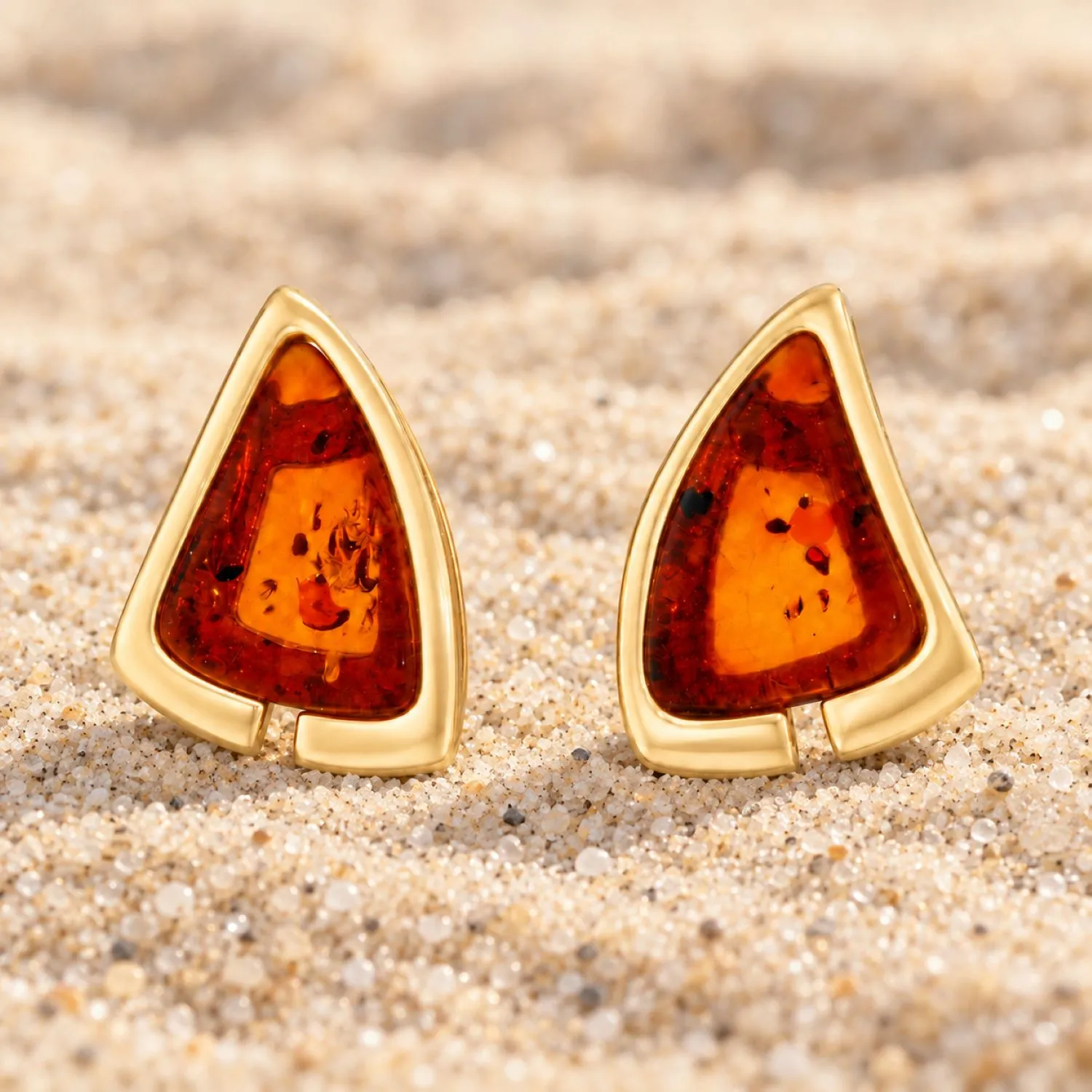 bernstein-ohrstecker-gold-375-sturmwelle-ge442s-cognac-sand Gold Ohrstecker 375 Bernstein Sturmwelle - mit dreieckigem Bernstein in Cognac-Farbe.