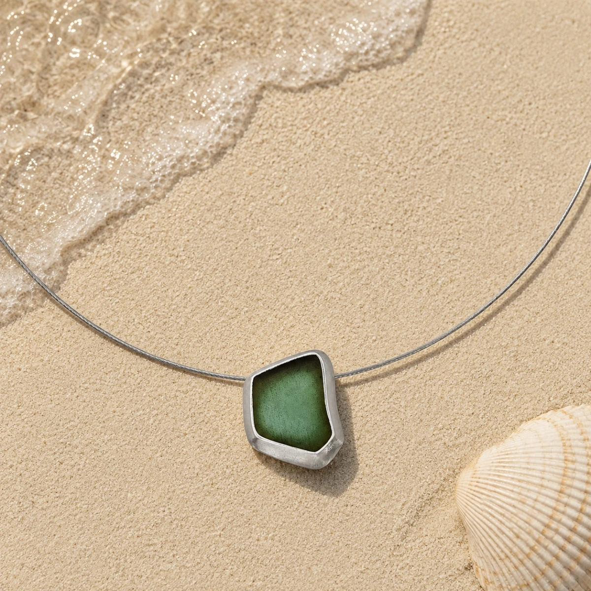 halskette-silber-925-meerglas-gruen-strand Halskette Silber 925 mit Meerglas Dunkelgrün, emaillierter Anhänger mit tiefgrünem Strandglas an grauem Edelstahlseil; Ostsee Schmuck für jeden Anlass
