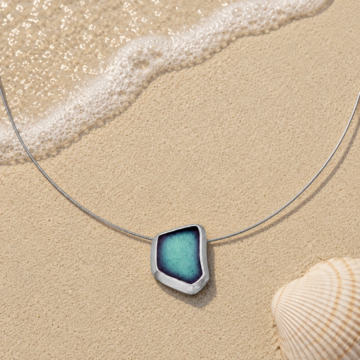 halskette-silber-925-meerglas-meeresfarbe-strand Halskette Silber 925 mit Meerglas Meeresfarbe, emaillierter Anhänger mit türkise-blauem Strandglas an grauem Edelstahlseil; Halsreif mit Meerglas Anhänger; Silberkette mit Seeglas Anhänger
