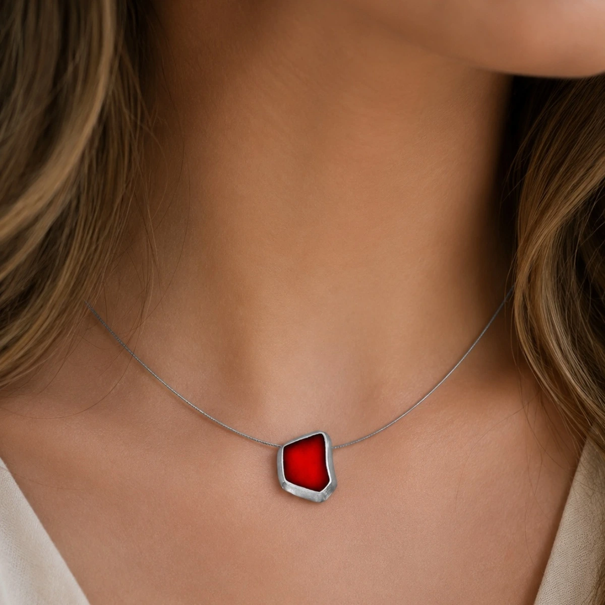 halskette-silber-925-meerglas-rot-dekollete Halskette Silber 925 mit Meerglas Rot, emaillierter Anhänger mit rotem Strandglas an grauem Edelstahlseil; Halsreif mit Meerglas Anhänger; Ostsee Schmuck