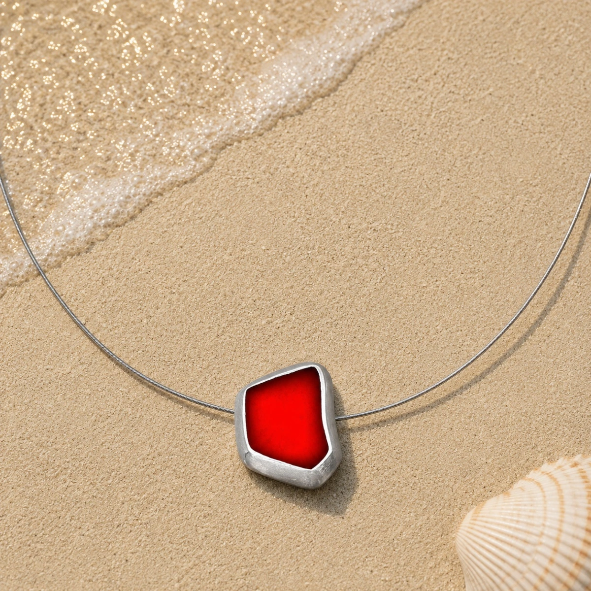halskette-silber-925-meerglas-rot-strand Halskette Silber 925 mit Meerglas Rot, emaillierter Anhänger mit rotem Strandglas an grauem Edelstahlseil; Halsreif mit Meerglas Anhänger; Ostsee Schmuck