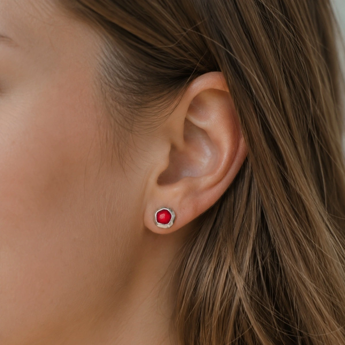 ohrstecker-silber-925-meerglas-rot-ohr Ohrstecker Silber 925 mit Meerglas Rot runde maritime Ohrringe aus Sterling Silber mit echtem Meerglas.