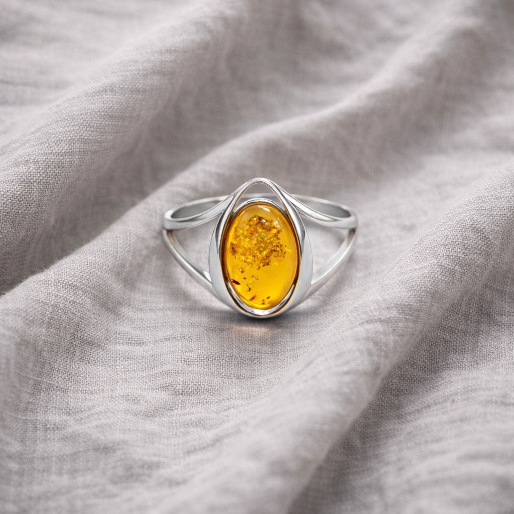 ring-silber-925-rhodiniert-bernstein-pur-12 Ring Silber Bernstein Pur - eleganter Silberring mit cognacfarbenem Bernstein in gewellter Fassung aus 925er Silber.