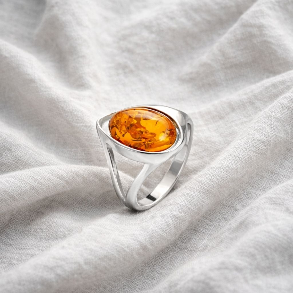 ring-silber-925-rhodiniert-bernstein-pur-7 Ring Silber Bernstein Pur - eleganter Silberring mit cognacfarbenem Bernstein in gewellter Fassung aus 925er Silber.