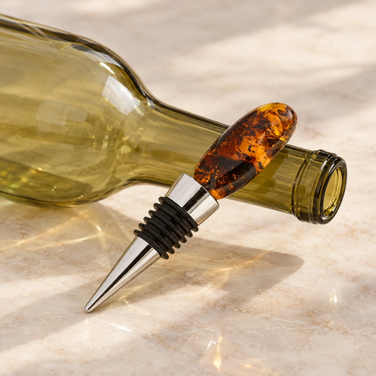 flaschenverschluss-bernstein-cognac-flasche Eleganter Flaschenverschluss mit Bernstein in Cognac, silberfarbener Edelstahl mit echtem cognacfarbenem Naturbernstein; Flaschenstopfen mit Bernstein