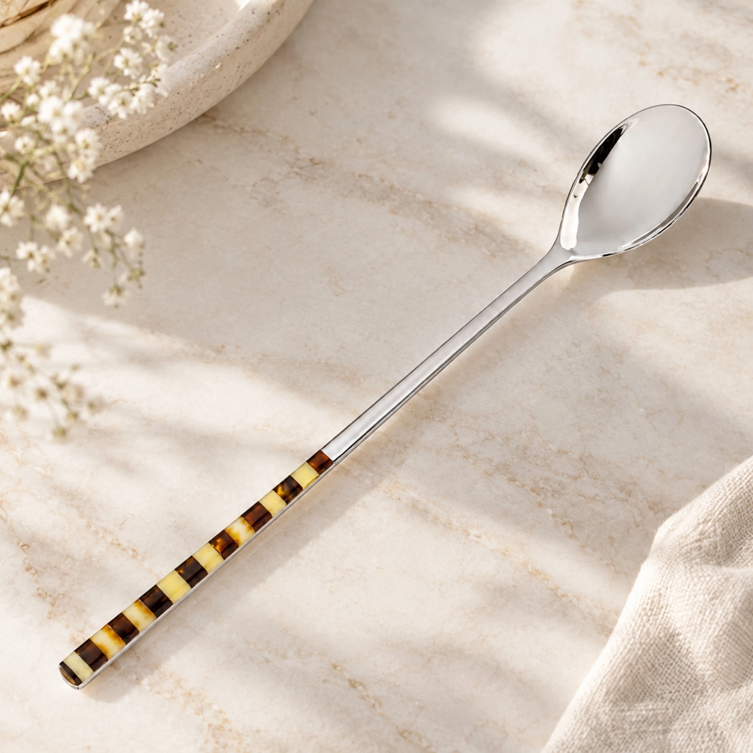 latte-macchiato-loeffel-bernsteinmosaik-tisch Latte Macchiato Löffel mit Bernsteinmosaik aus Edelstahl in Silber und natürlichen Bernsteintönen; Bernstein Besteck; eleganter Kaffeelöffel mit Bernstein