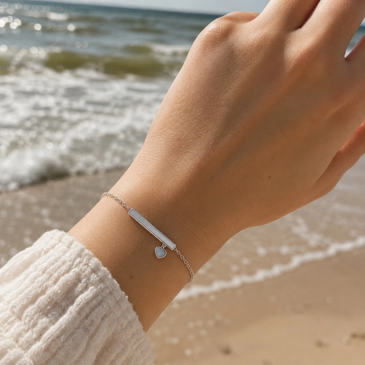 armband-silber-925-perlmutt-herz-hand Rhodiniertes Armband Silber 925 mit Perlmutt Herz in Blau und Weiß; Armband ID mit Perlmutt-Herz; Romantischer Schmuck