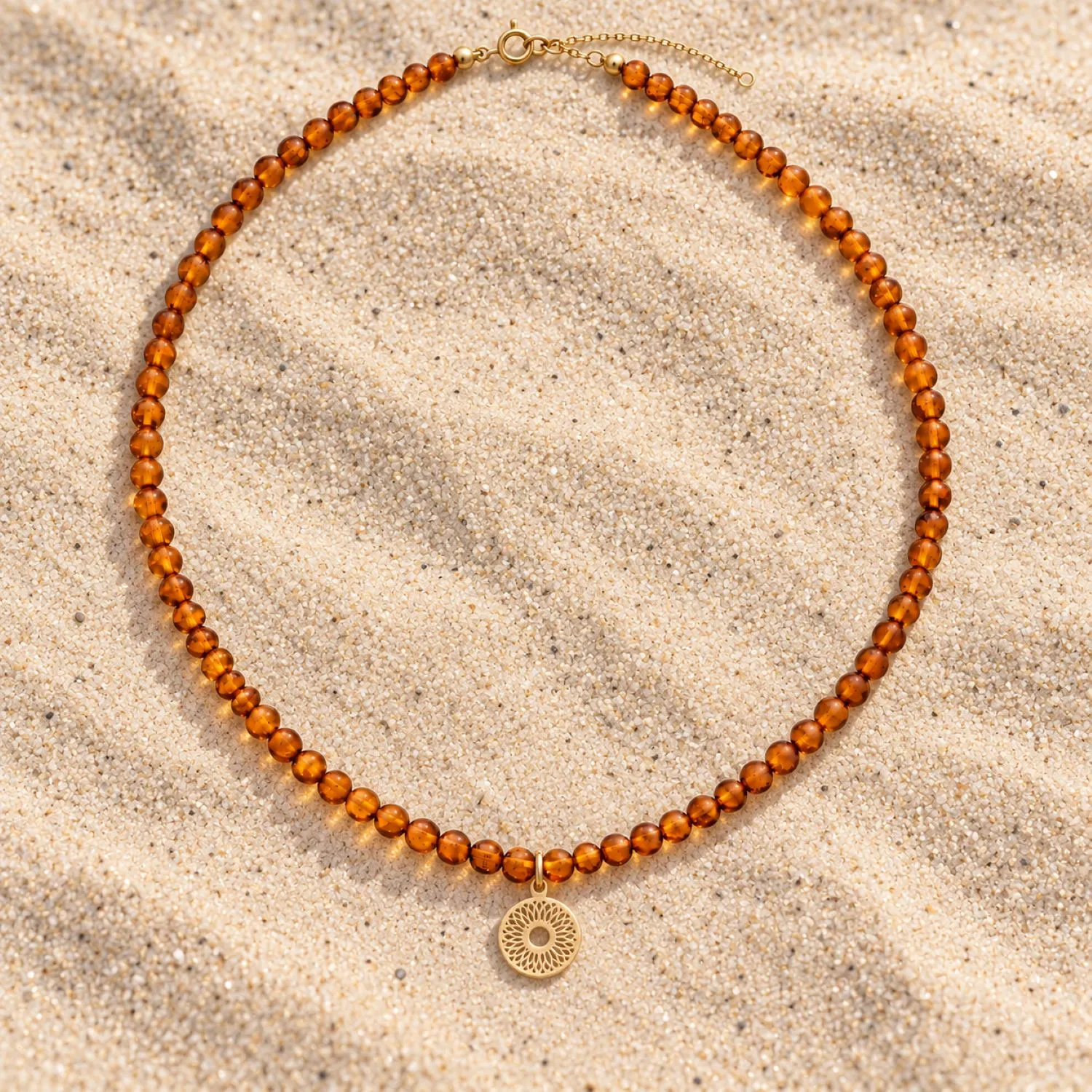 bernstein-halskette-gold-333-mandala-ruhe-sand Elegante Halskette Gold 333 Bernstein „Ruhe“; Damenkette mit rundem Mandala-Anhänger und cognacfarbenen Bernsteinperlen