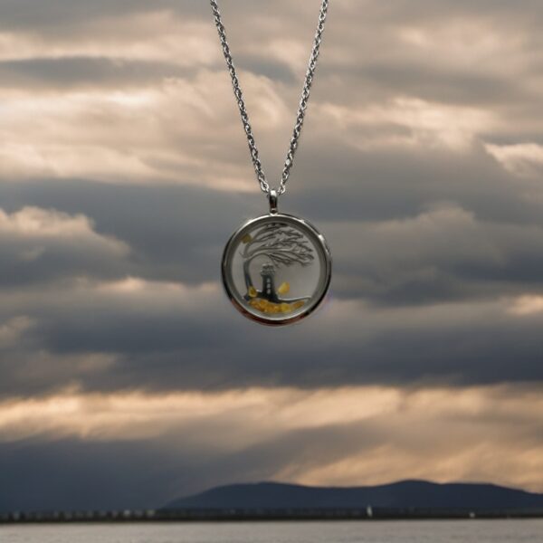 Usedomer Schmuck-Kette vor einem Wolkenhintergrund