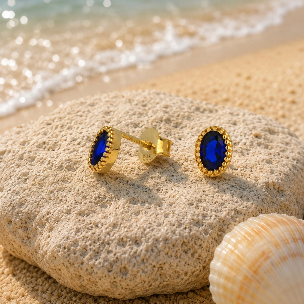 ohrstecker-gold-585-koenigsblau-mit-zirkonia-meer Klassische runde Ohrstecker Gold 585 Blau - Ohrringe mit einem facettierten, dunkelblauen Zirkonia in der Mitte.
