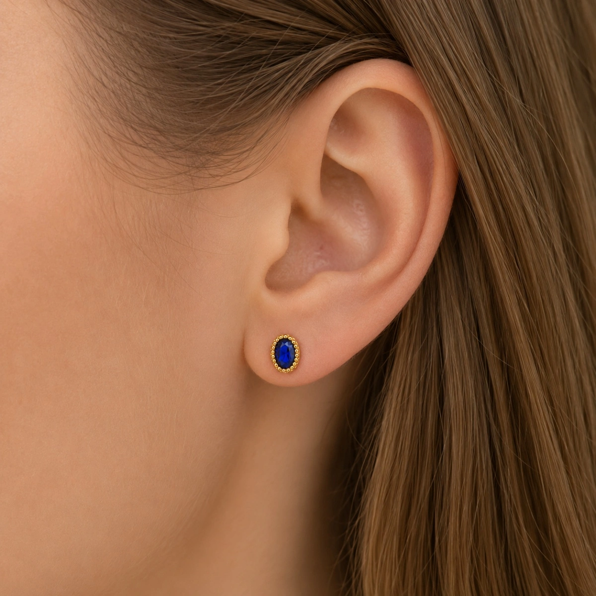 ohrstecker-gold-585-koenigsblau-mit-zirkonia-ohr Klassische runde Ohrstecker Gold 585 Blau - Ohrringe mit einem facettierten, dunkelblauen Zirkonia in der Mitte.