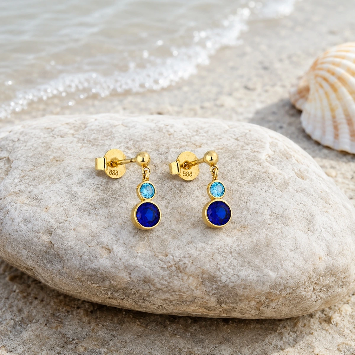 ohrstecker-gold-585-meeresduett-zirkonia-meer Elegante Gold Ohrstecker mit zwei verschiedenfarbigen Zirkonia in Hellblau und Dunkelblau.