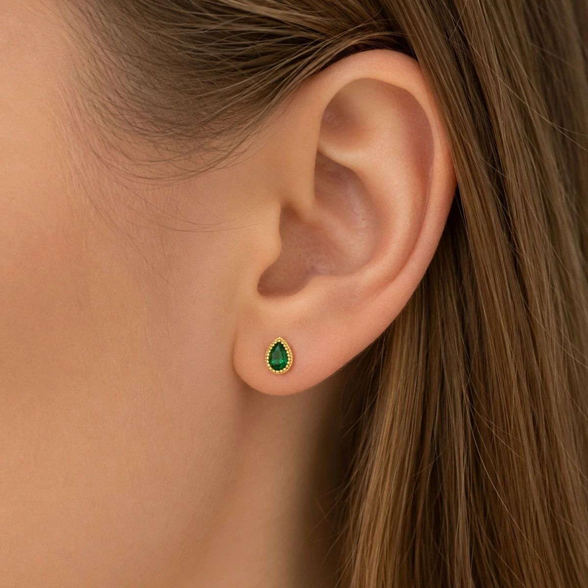 ohrstecker-gold-585-smaragdgruener-traum-mit-zirkonia-ohr Elegante Ohrstecker Gold Zirkonia Grün - mit rundem, smaragdgrünem Zirkonia-Stein.
