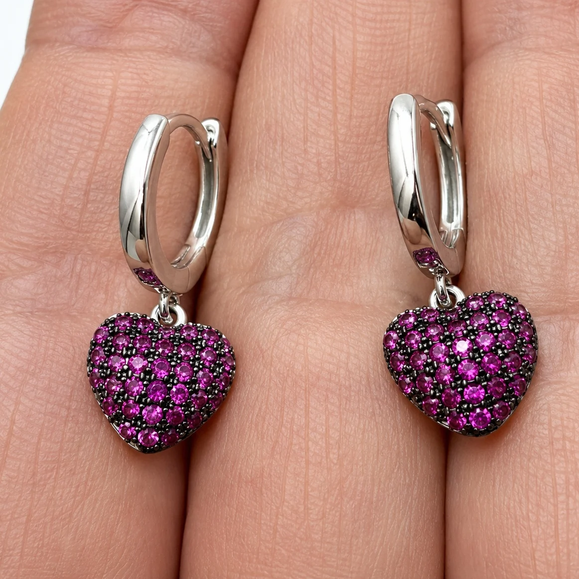 creolen-silber-925-herz-zirkonia-rosa-6 Creolen Silber 925 Zirkonia - rhodinierte Silberohrringe mit facettiertem rosa Zirkonia-Herz. Schöne Ohrringe aus Silber Herz.