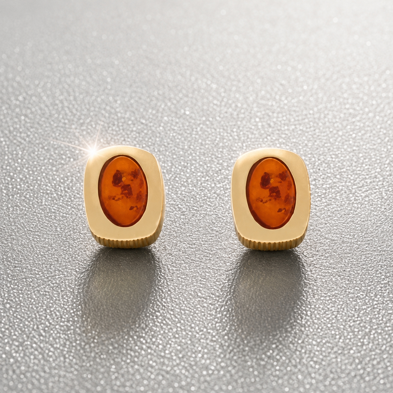 ohrstecker-gold-375-bernstein-goldrahmen Kleine Ohrstecker 375 Gold Bernstein - goldene Ohrstecker mit rundem Naturbernstein im Goldrahmen.
