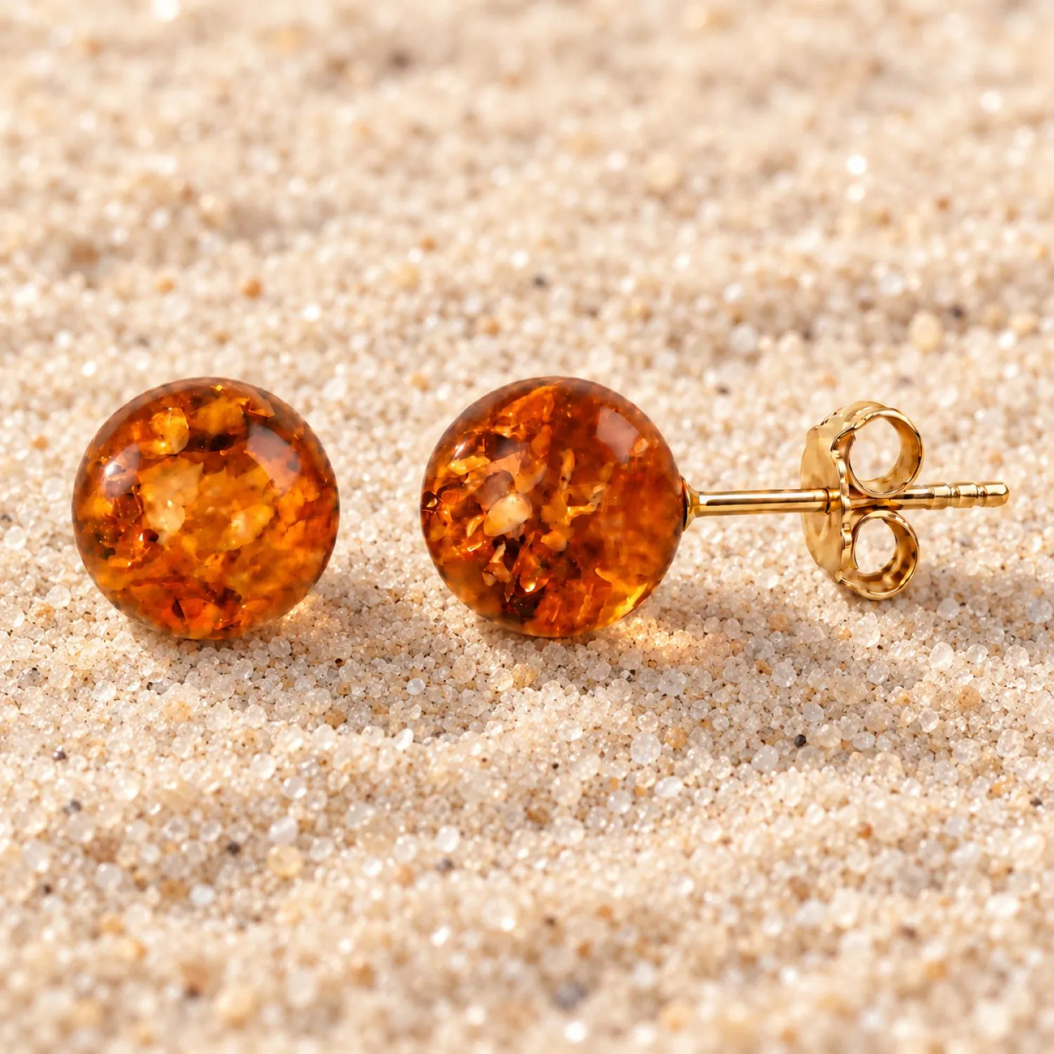 bernstein-ohrstecker-gold-375-sonnenperlen-gefi5-cognac-sand Kleine Ohrstecker Gold 375 Bernstein Sommerperlen - goldene Ohrringe mit 5mm runder Bernstein Kugel in Gold Fassung.