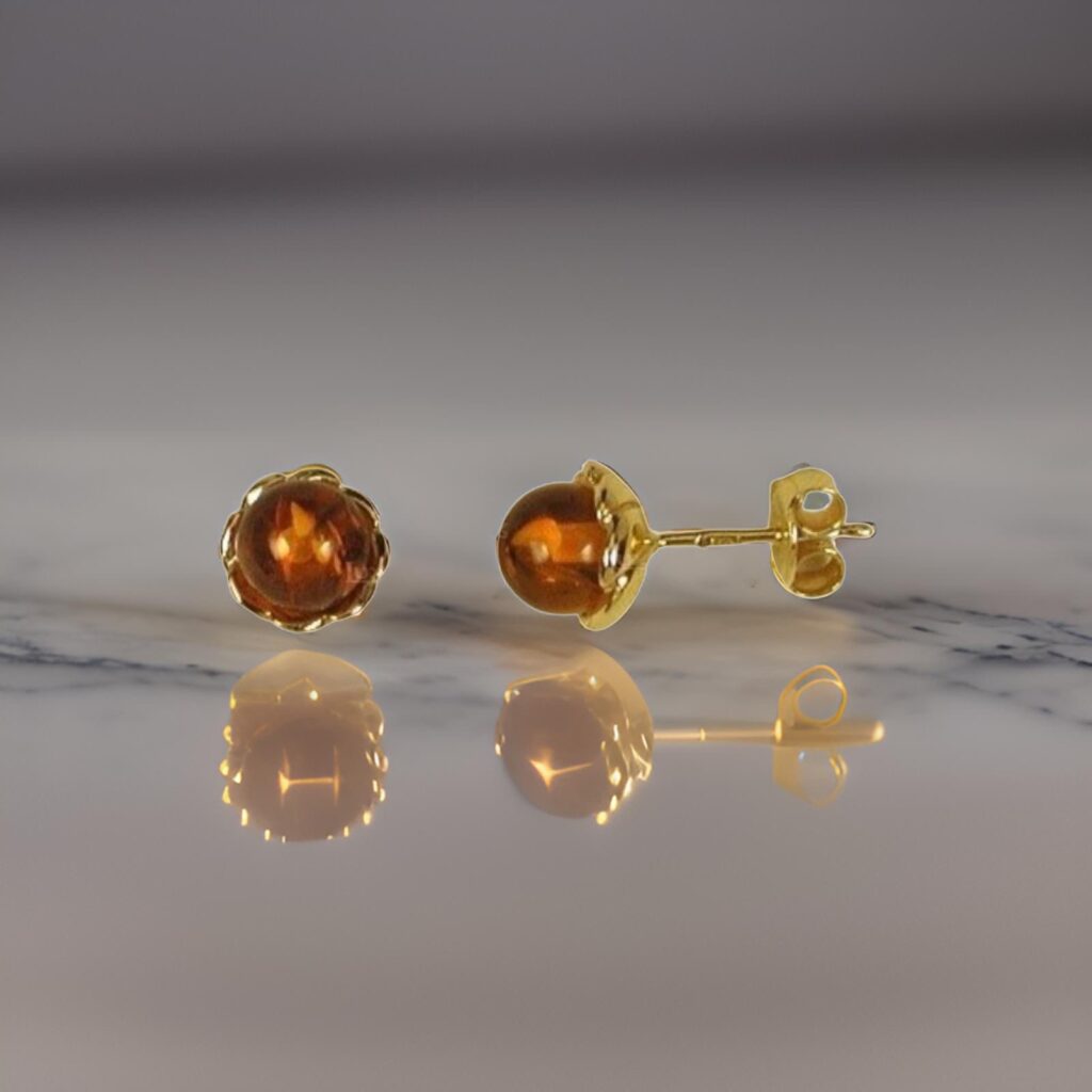 Große Bernstein Ohrstecker Gold 375 mit 7mm runder Bernsteinkugel in Gold.