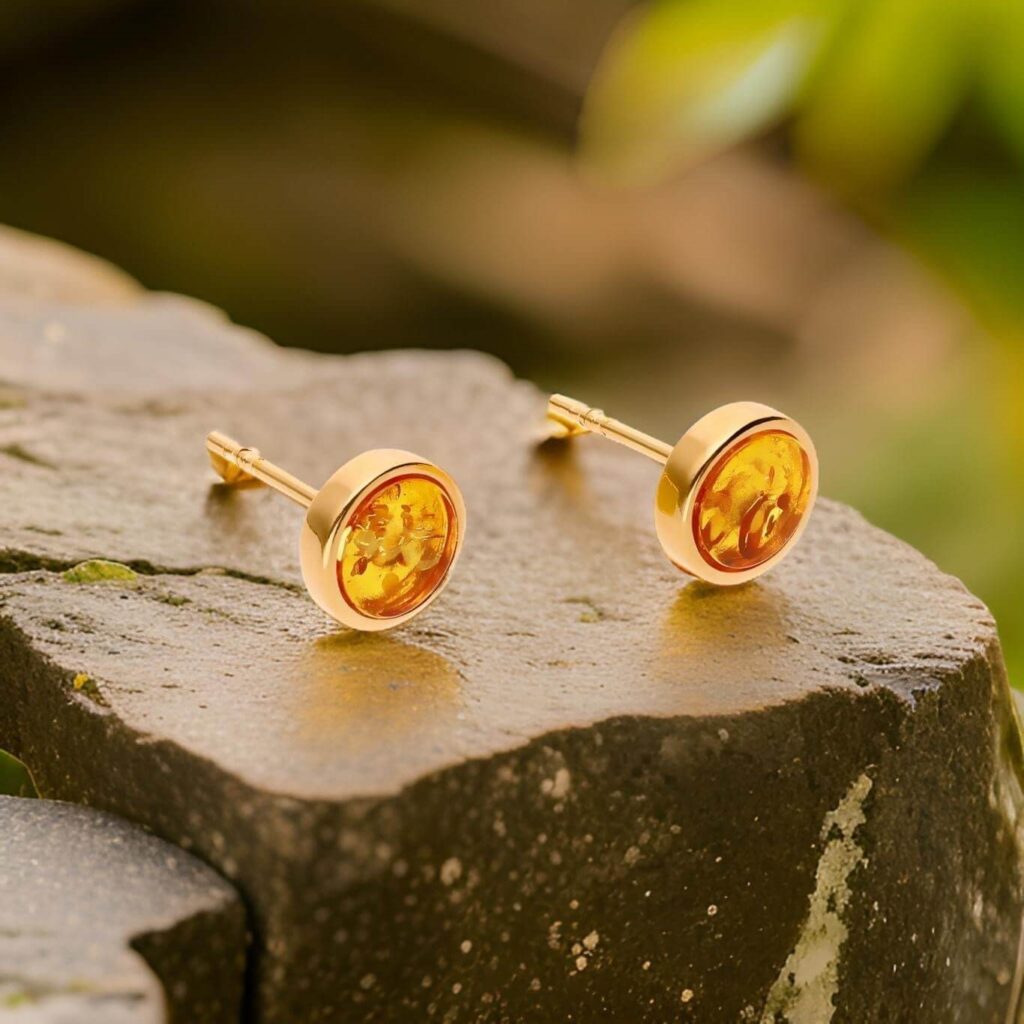 Runde Ohrstecker SIlber 925 vergoldet mit einem glatten, honiggelben Bernstein.