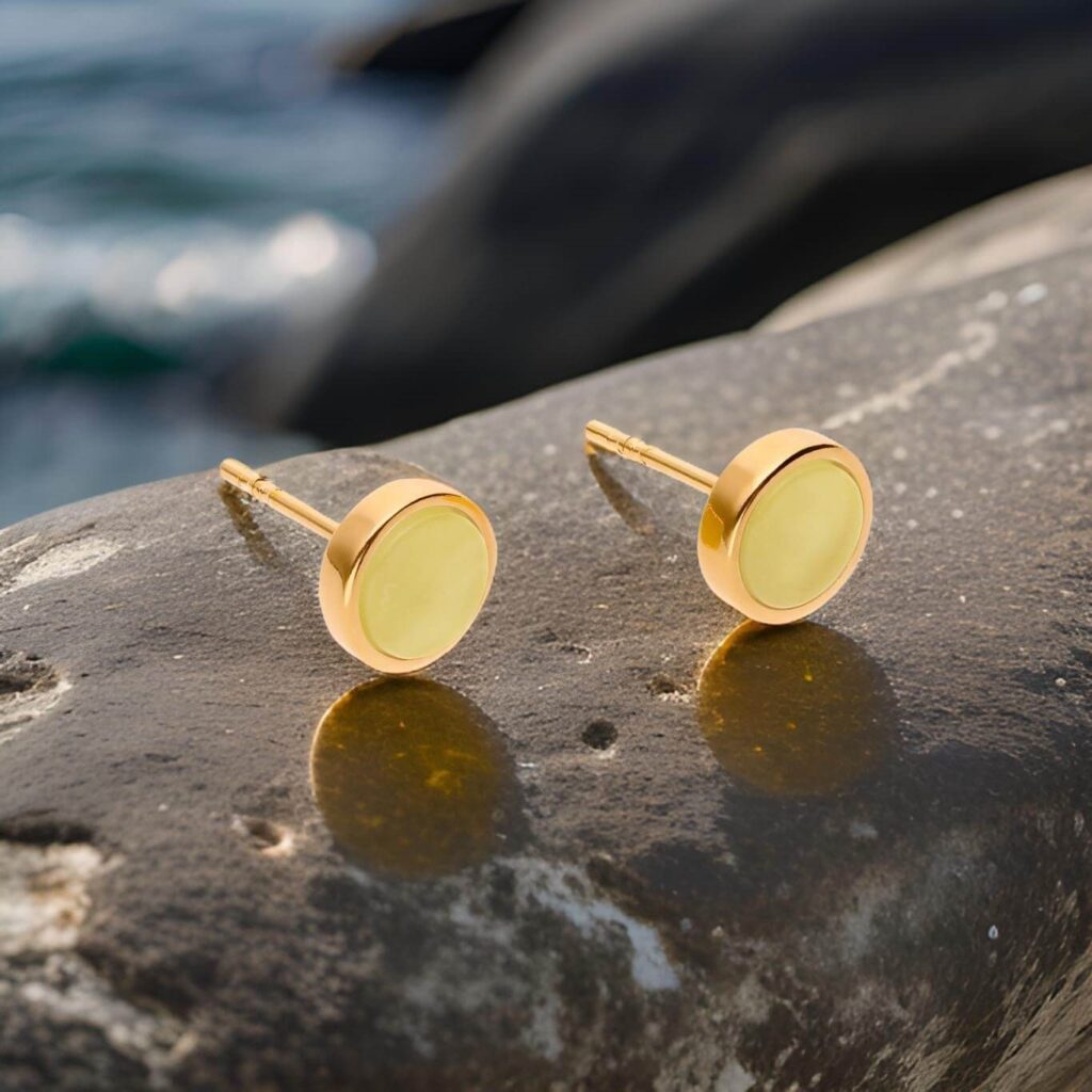 Runde Damen Ohrstecker Silber 24k vergoldet mit einem glatten, milchig-weißen Bernstein