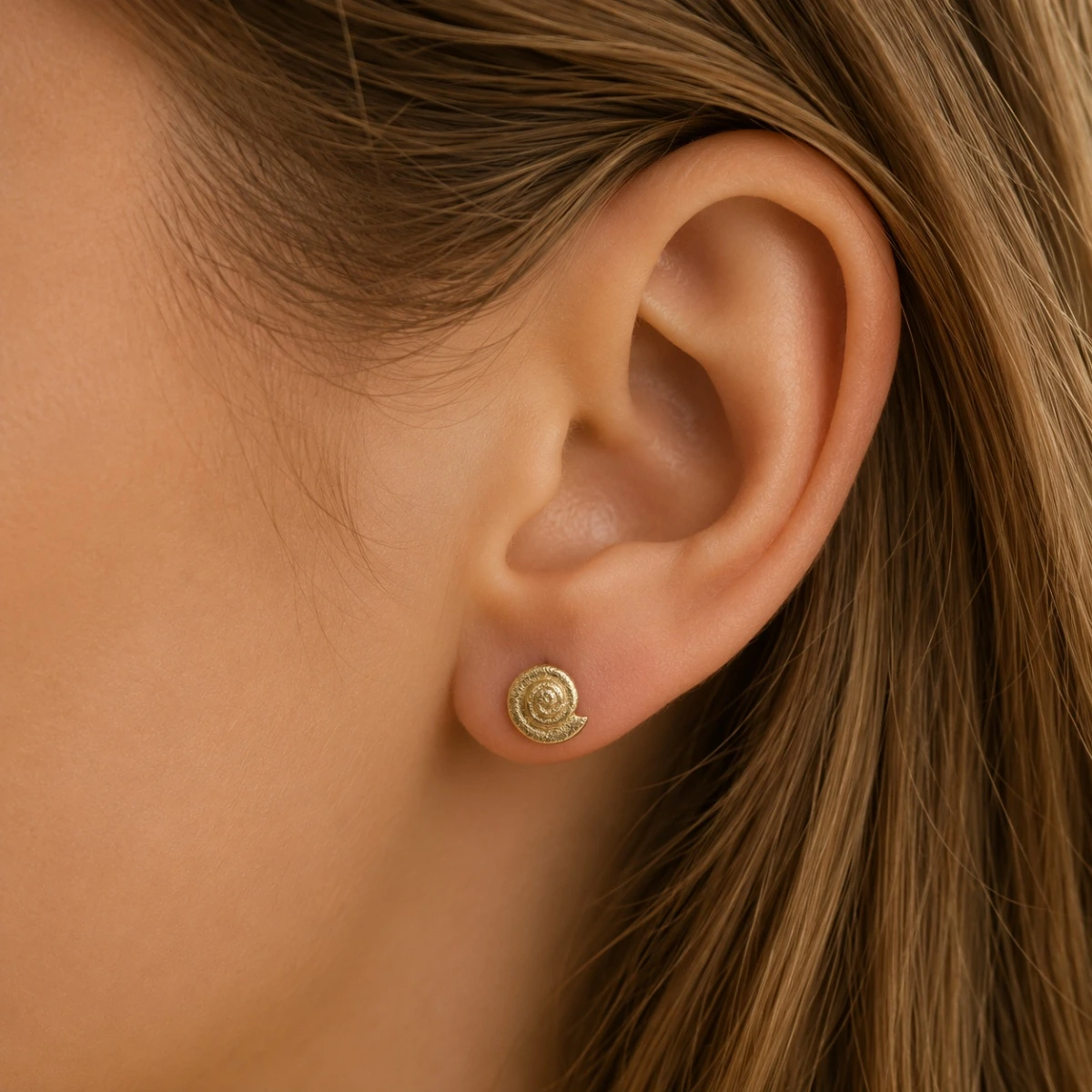 ohrstecker-gold-333-schnecke-ohr Ohrstecker Gold 333 Schnecke Motiv, glänzendes 8 Karat Gold, maritimer Schmuck von Insel Gefühl.