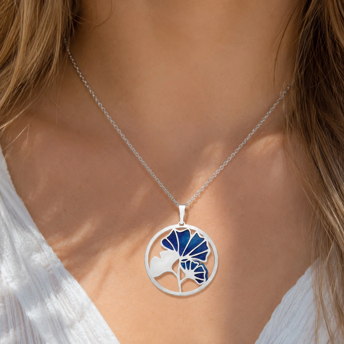 anhaenger-silber-925-ginko-dekollete Anhänger Silber 925 Ginkgo mit blauem Titan und Ginkgoblatt im runden Rahmen; Silberanhänger mit Ginkgo Motiv