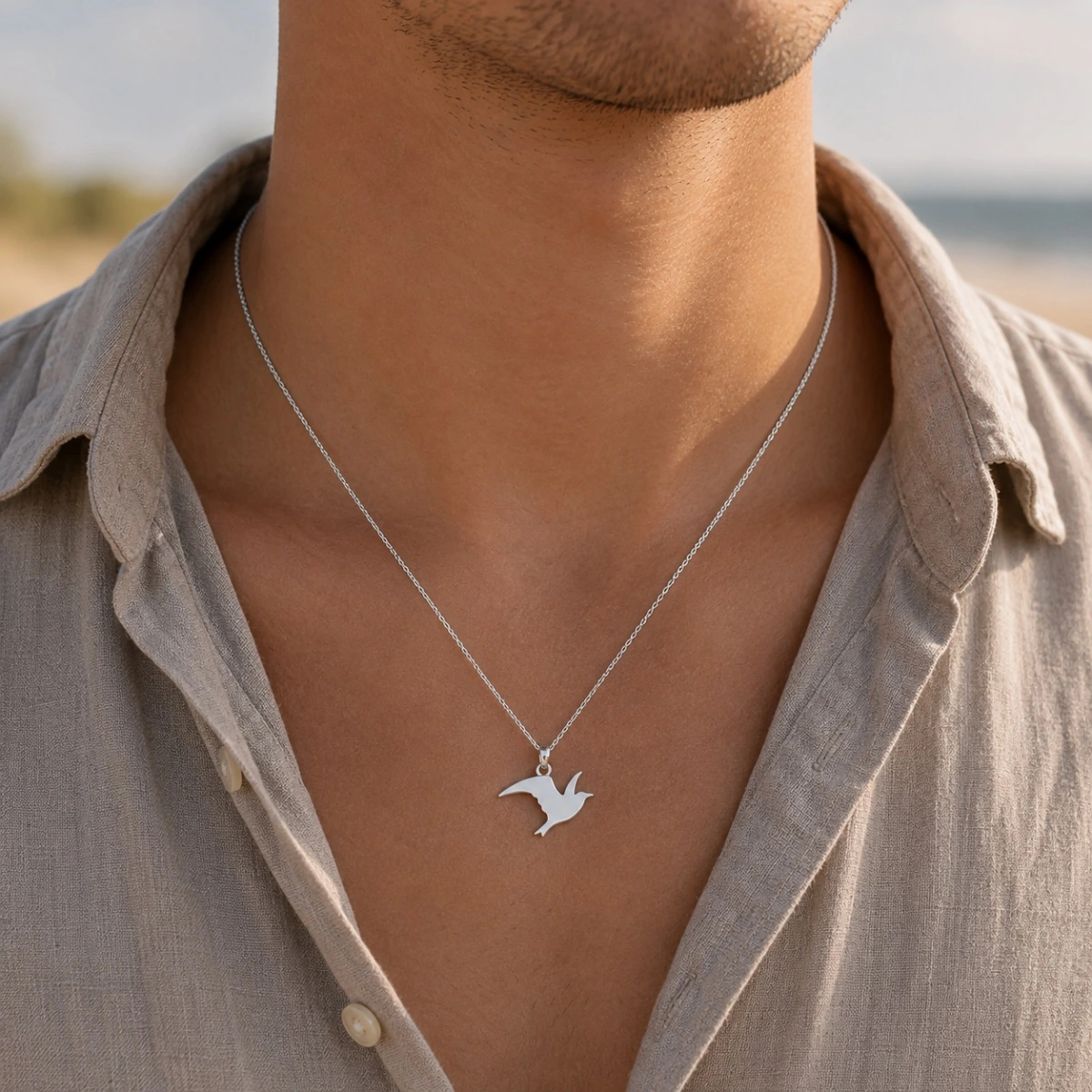 anhaenger-silber-925-schwebende-mowe-dekollete-mann Anhänger Silber 925 Schwebende Möwe aus rhodiniertem und poliertem Silber; Maritimer Schmuck