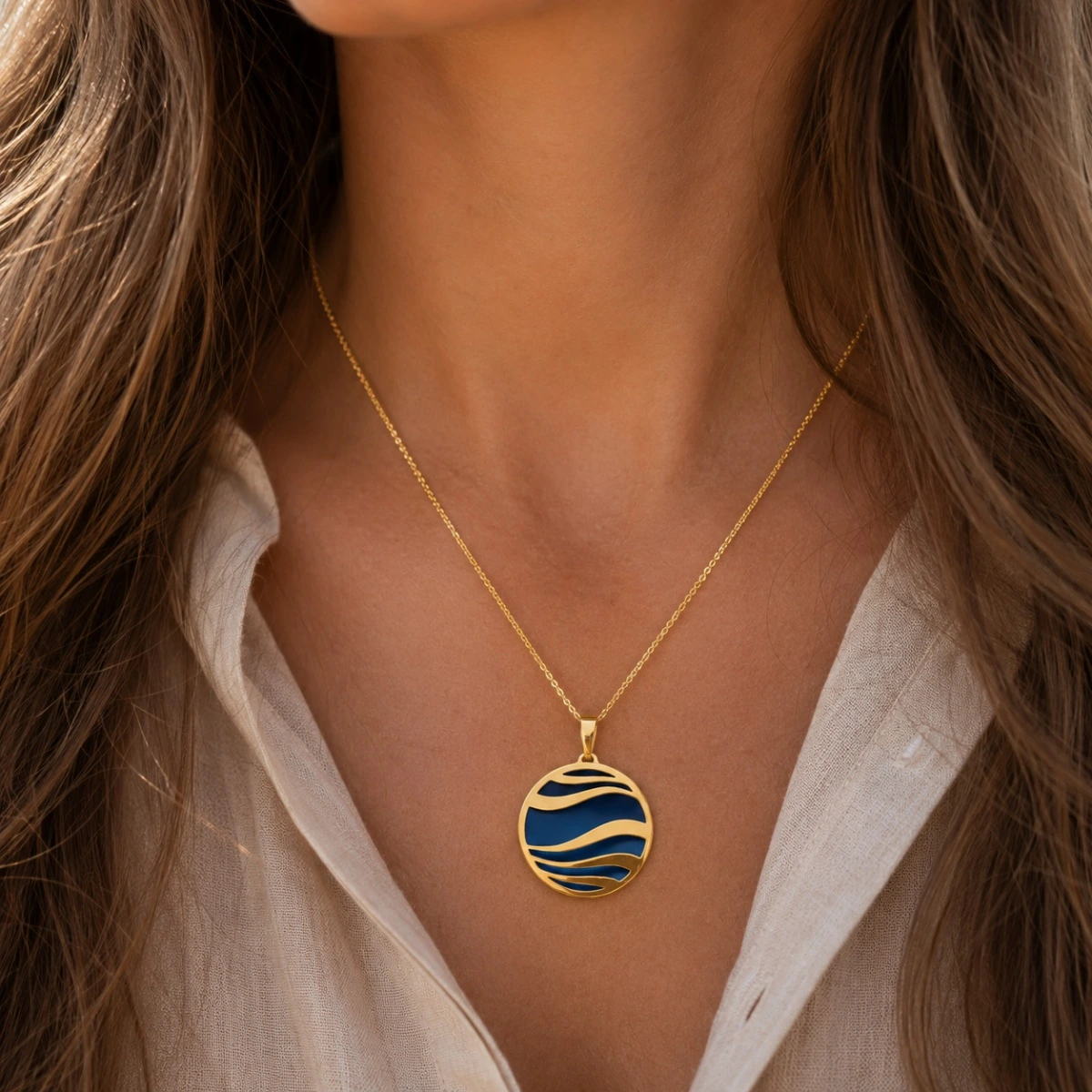 anhaenger-silber-925-vergoldet-mit-titan-welle-blau-dekollete Eleganter Anhänger Silber 925 vergoldet mit Titan Welle Blau, runder Anhänger mit maritimem Wellenmotiv