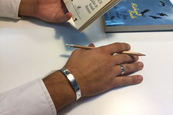 Armband Silber Möwen im Flug – offener Armreif mit Möwengravur aus 925er Silber