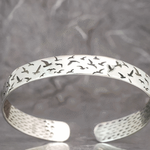 Armband Silber Möwen im Flug – offener Armreif mit Möwengravur aus 925er Silber