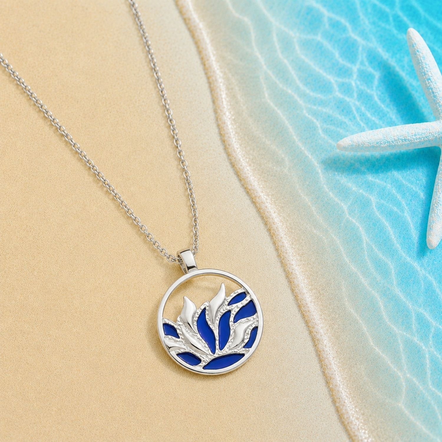 halskette-silber-925-lotus-blau-2 Halskette Silber 925 Lotus Blau mit rundem Anhänger und stilisiertem Lotus aus Silber und Titan