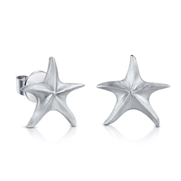 Ohrstecker aus Silber in Seesternform mit matter Oberfläche – stilvoller Ohrschmuck im maritimen Design.
