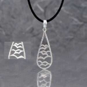 Silberne Halskette mit Möwenmotiv und schwarzem Band.