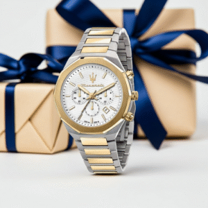 Bicolor Maserati Stile Herrenuhr vor beigefarbenen Geschenken mit blauen Schleifen.