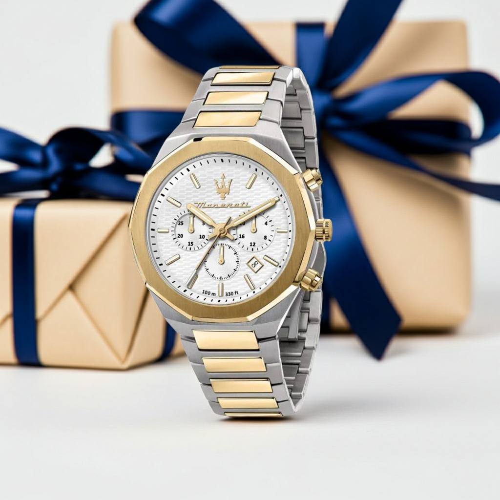 Maserati Herrenuhr Stile Bicolor – Eleganz & Charakter | Geschenkidee Bicolor Maserati Stile Herrenuhr vor beigefarbenen Geschenken mit blauen Schleifen.