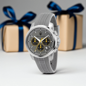 Grauer Maserati Herren-Chronograph mit Silikonarmband, ustawiony przed eleganckimi prezentami z granatową wstążką.