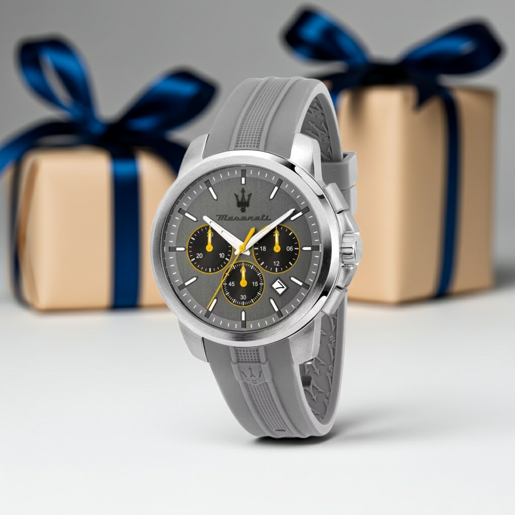 Maserati Herrenuhr in Grau – Sportlicher Chronograph als perfektes Geschenk Grauer Maserati Herren-Chronograph mit Silikonarmband, ustawiony przed eleganckimi prezentami z granatową wstążką.