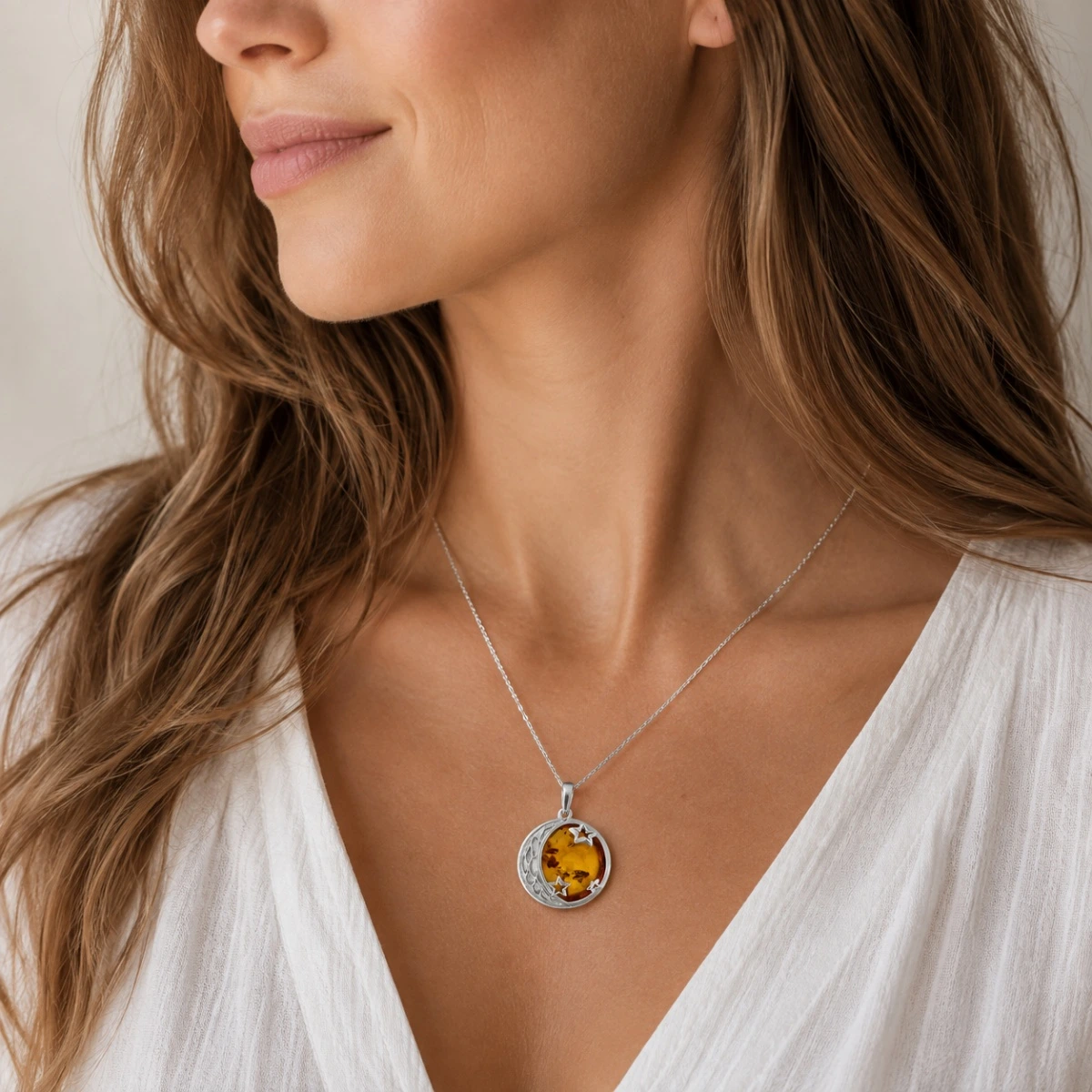 anhaenger-silber-925-bernstein-mond-und-sterne-dekollete Eleganter Anhänger Silber 925 Bernstein Mond und Sterne mit Cognac-Bernstein und Mond-Sternenmotiv; Bernstein Anhänger Halbmond; Anhänger mit Himmelsmotiv