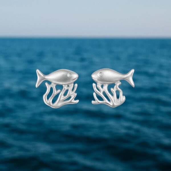 Silberohrstecker mit Fisch und Koralle – zarter Ohrschmuck aus 925 Silber im maritimen Stil
