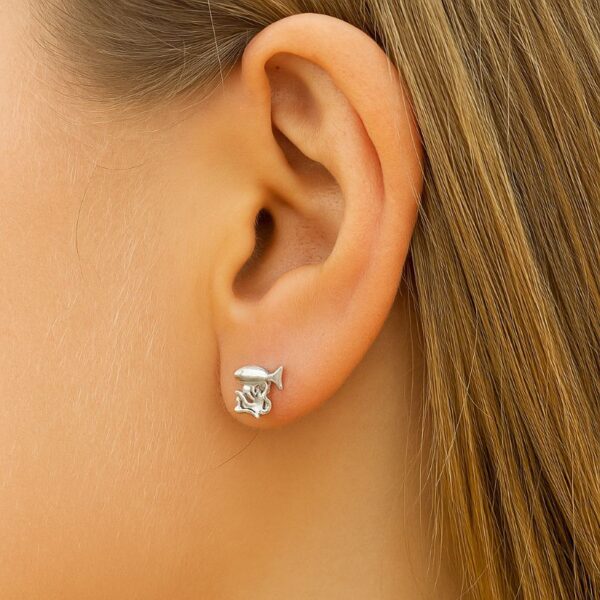 Silberohrstecker mit Fisch und Koralle – zarter Ohrschmuck aus 925 Silber im maritimen Stil