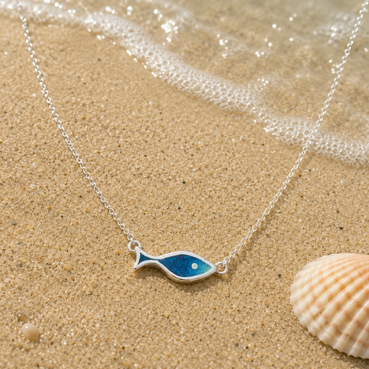 halskette-silber-925-fisch-blau Usedom Silber Halskette Fisch - Silberne Fisch‑Halskette mit blauer oder grüner Emaille aus 925er Silber, minimalistisch und maritim
