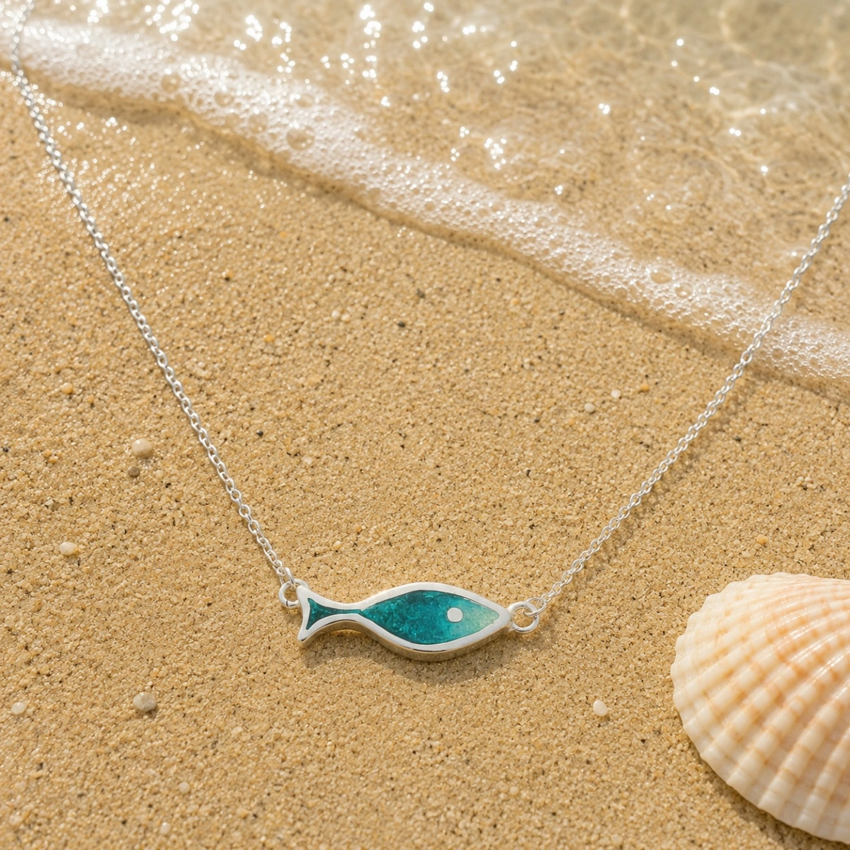 halskette-silber-925-fisch-gruen Usedom Silber Halskette Fisch - Silberne Fisch‑Halskette mit blauer oder grüner Emaille aus 925er Silber, minimalistisch und maritim