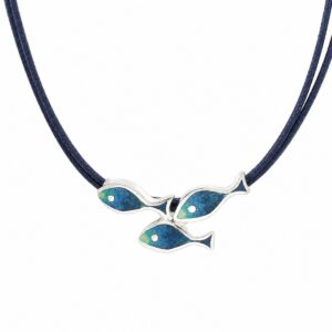 Halskette Silber Fischschwarm - Silberkette mit handgefertigtem blauem Fischschwarm aus Emaille auf Textilkordel.