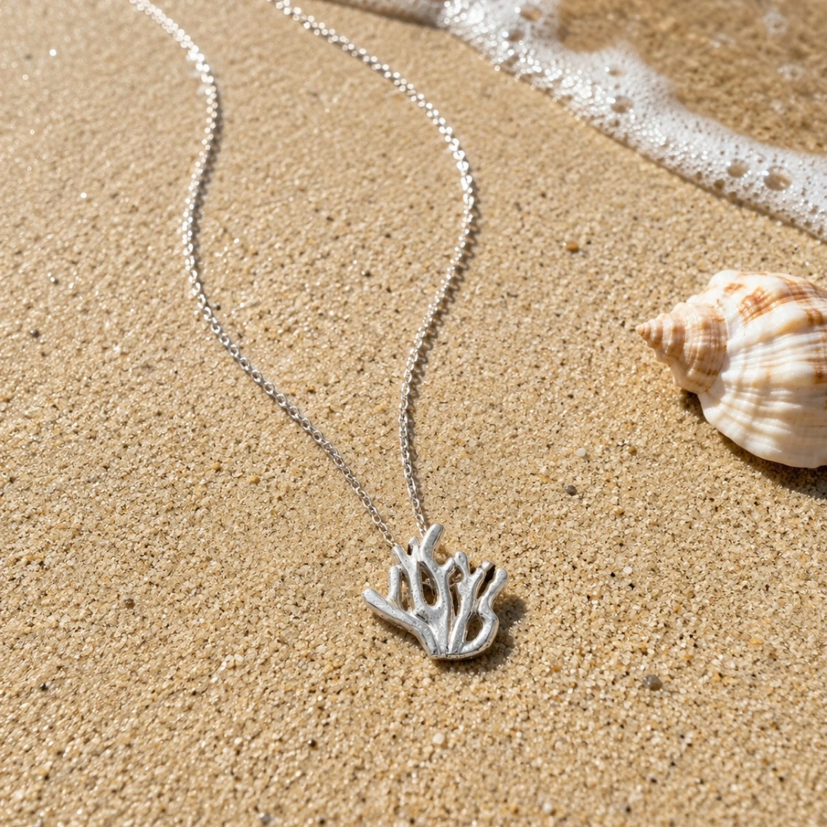 halskette-silber-925-koralle-meer Halskette 925 Silber Koralle, filigraner Riffkorallen-Anhänger aus poliertem Sterlingsilber an feiner silberner Ankerkette; Ostsee Schmuck; Silberkette mit Korallen-Motiv