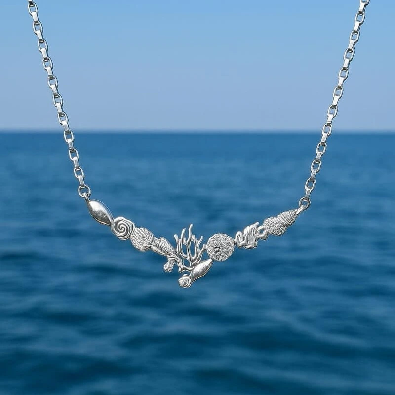 halskette-silber-925-meeresleben-meer Halskette Silber 925 „Meeresleben“ mit Ostsee-Motiven, großer halbrunder Bogen-Anhänger aus Silber mit Seesternen, Muscheln und Korallen an Rolo-Kette; Silber Anhänger-Bogen im maritimen Design; Maritimer Silberschmuck