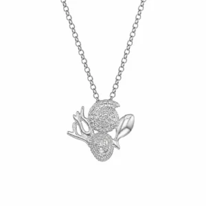 Halskette Silber 925 Meeresleben, maritimer Anhänger mit kleiner Spiral-Muschel, stilisierter Fisch-Form und Koralle an silberner Rolo-Kette; Schmuck mit Ostsee Motiven, maritime Silberkette